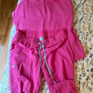 Garde Malade pink scrub set in framboise